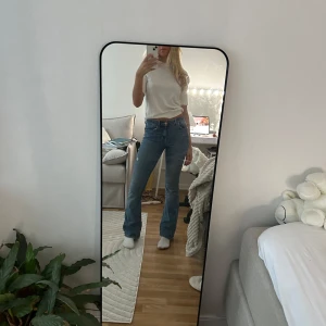 Blå jeansbyxor - Säljer ett par klassiska blå jeansbyxor med normal passform. Pga att jag har flera liknande