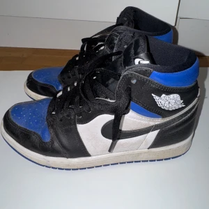 Jordan 1 High Royal Toe - Säljer dessa skor då de inte kommer till någon användning och storleken för liten. Kvittot kan jag lösa fram. Kan rengöras innan de skickas! Pris kan diskuteras!