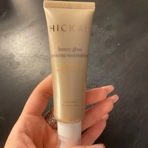 Honey Glow Priming Moisturizer - Hickap Honey Glow Priming Moisturizer är en 100% vegansk primer som ger en strålande lyster. Passar alla hudtyper och fungerar både som fuktkräm och primer. Perfekt för att skapa en jämn bas innan smink. Helt ny!