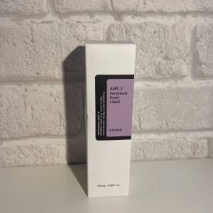 AHA 7 Whitehead Power Liquid från COSRX - Säljer en AHA 7 Whitehead Power Liquid från COSRX. Denna produkt innehåller 100 ml och är designad för att hjälpa till att reducera whiteheads och förbättra hudens textur. Perfekt för exfoliering och att ge huden en fräsch lyster. Helt oanvänd!