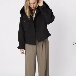 Meotine jacka - säljer min Meotine jacka då den tyvärr inte fyllt funktion detta år.. bara använt ett fåtal gånger förra året så den har ingen defekt eller spår av användning. Vid intresse kan jag skicka bilder på den mm… storlek m/l