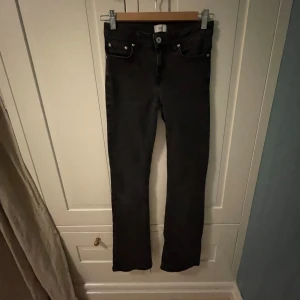Svarta bootcutjeans från Grunt - Snygga svarta bootcutjeans från Grunt i en klassisk design. (De ser inte bootcut ut men det är dem!) Storleken är lite oklar, är själv 170 cm och går precis under fotleden. Är i bra skick men väl använd och visar tecken på det. Köpta för ca 600 kr ⭐️⭐️