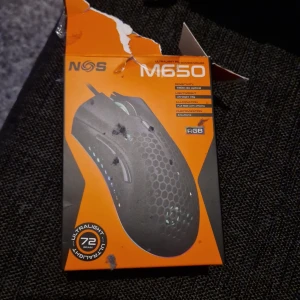 NOS M650 Ultralätt Gamingmus och K600 RGB Tangentbord - Säljer en NOS M650 ultralätt gamingmus med RGB-belysning och en vikt på 72 gram. Musen har en honeycomb-design för bättre grepp. Inkluderar även ett NOS K600 tangentbord med RGB-belysning, perfekt för gaming.
