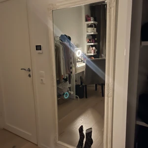 Spegel - Bra fin spegel med vit runt kanterna Bredden 71cm Längd 160cm