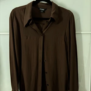 Brun skjorta  - Fin brun skjorta från Monki, aldrig använd. 