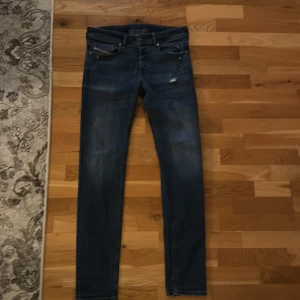 Diesel Jeans - Ett par fräscha slim fit diesel jeans. Jeansen har inga defekter(något som är trasigt) eller liknande. Nypris = 1,400kr Mitt pris= 575kr. Priset kan diskuteras vid SNABB AFFÄR. Hör av dig!
