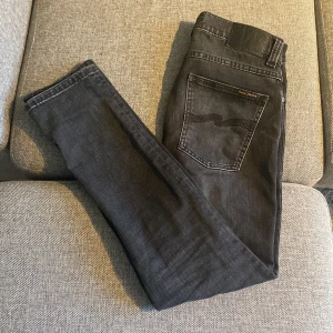 Nudie Jeans  - Svarta nudie jeans. Helt nyskick på jeansen. Säljer de för att vill bli av med de. Nypris ca 1200kr. Slim fit och är i M28 L30. Hör av dig om ni är intresserade!
