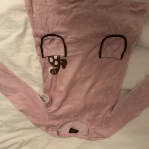 Rosa långärmad klänning från Me&I - Säljer en söt rosa långärmad klänning från Me&I med ett gulligt tryck av en brun sköldpadda på framsidan, som kryper ut ur fickan! Klänningen är mjuk och bekväm, perfekt för lek och vardag. Den kommer både tvättas och strykas innan leverans! ⭐️