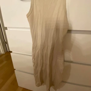 Beige klänning - Beige kort klänning som formar sig efter kroppen💛Inga tecken på användning! Fler bilder kan skickas privat vid förfrågan.