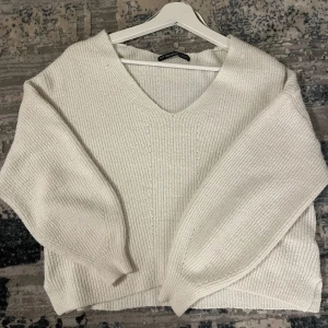 Vit stickad tröja från Threadbare - Mysig vit stickad tröja från Threadbare med v-ringning. Perfekt för kyliga dagar med sin bekväma passform och långa ärmar. En stilren och enkel design som passar till allt. Storlek 34/36, själv har jag 36 och passar perfekt så funkar för båda storlekarna. Super fin. Säljer den för att den inte kommer till användning.