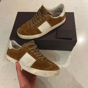Valentino flycrews - Ett par riktigt snygga valentino flycrews i färgen brun🟤| Skick-8/10✅| Skorna saknar endast en nit!| Tillkommer box och valentino kort| Hör av er vid fler funderingar ☁️