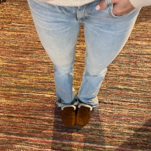Ljusblå jeans från Zara - Säljer ett par ljusblå jeans från Zara i modellen Z1975 Denim. De har slitningar nere vid foten då de är långa på mig som är 163cm.