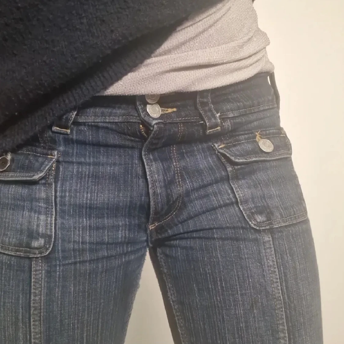 Mörkblå jeans med knappar