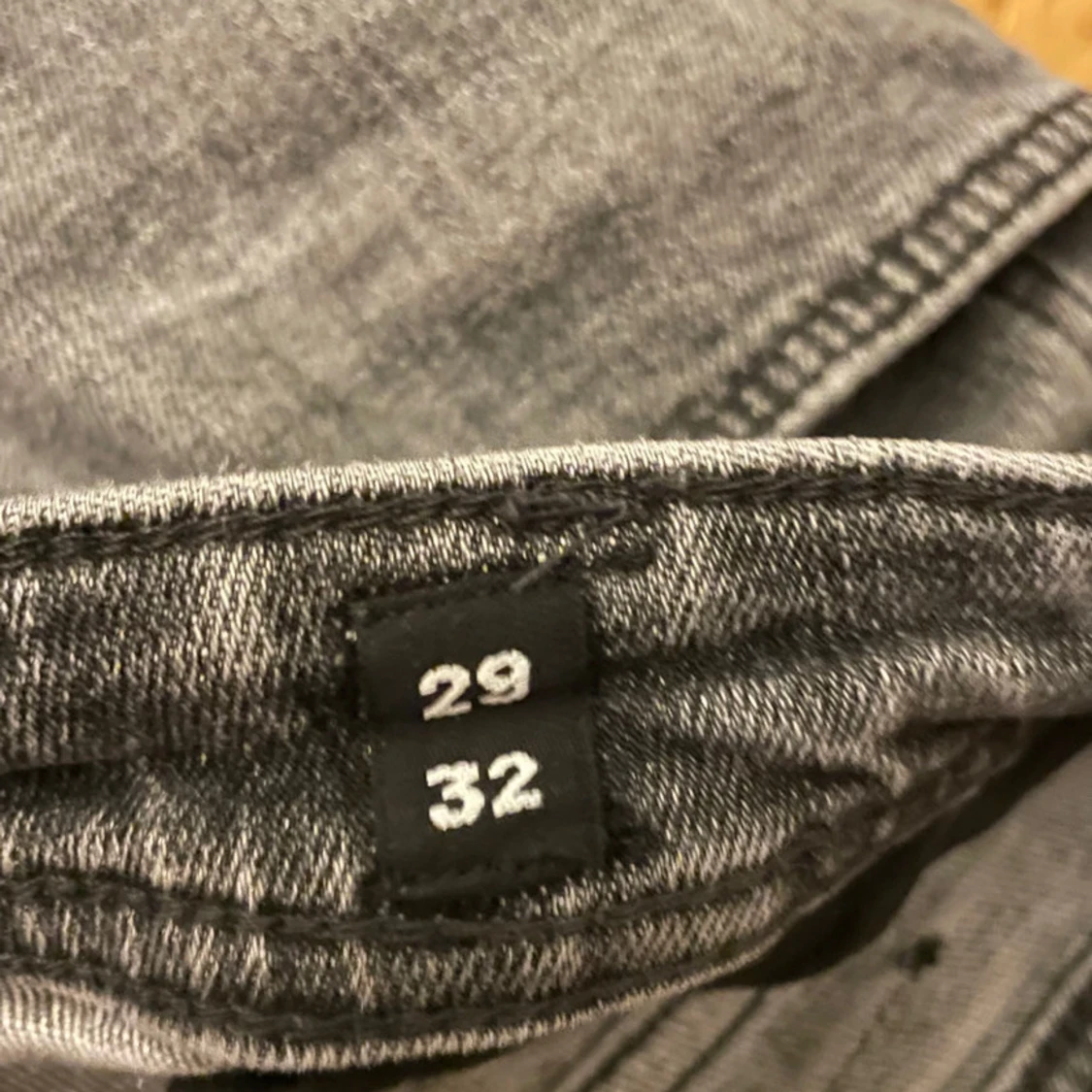 Grå jeansbyxor från Jack and Jones  - 92