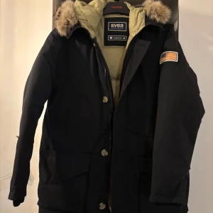 Svea jacka - Svea jacka säljes i top skick. Modellen Smith, passar bäde damer och herrar Otrolig varm och go under kyliga dagar. Löstagbar päls pả luvan. Stora varma fickor Nypris 3499 kr.   