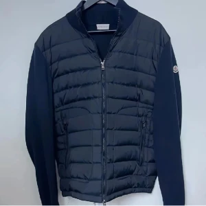 Moncler cardigan  - Säljer en snygg moncler cardigan. Den är använd ett fåtal gånger, men är fortfarande i väldigt bra skick. Storlek Xl men sitter som L. Påse och tag medföljer 