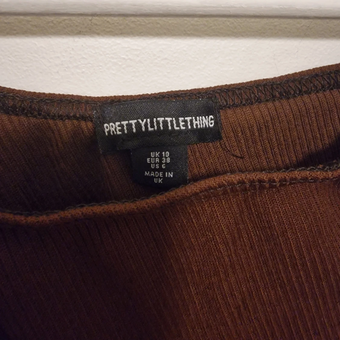 Brun offshoulder topp från PrettyLittleThing - 90