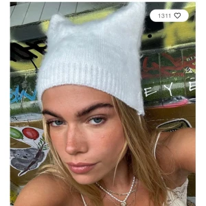 Vit stickad mössa  - Trendig vit stickad mössa med från Urban Outfitters. Jag säljer denna mössa eftersom den inte kommer att användas. Helt ny med prislapp. Ordinarie pris 300kr säljer den för 200kr 