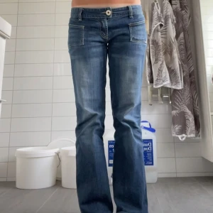 Blå bootcut diesel jeans - Snygga diesel jeans som bara används ett fåtal gånger! Säljer pga av att det inte kommer till användning. Är i storlek 32 men passar mig som vanligtvis har storlek 36 i jeans. Inga defekter förutom att knappen sitter lite löst. 💗