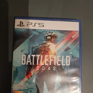 Battlefield 2042 för PS5 - Säljer spelet Battlefield 2042 för PlayStation 5. Det är ett actionfyllt spel med fokus på storskaliga strider i en futuristisk miljö. Perfekt för dig som gillar intensiva multiplayer-upplevelser. Skivan och fodralet är i gott skick. Nytt pris i power 719 kr.