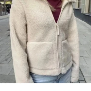 Beige teddyjacka💕 - Mysig beige teddyjacka med dragkedja framtill. Perfekt för kyliga dagar med sin fluffiga och varma design. Jackan har långa ärmar och en hög krage för extra värme!!🩷🩷