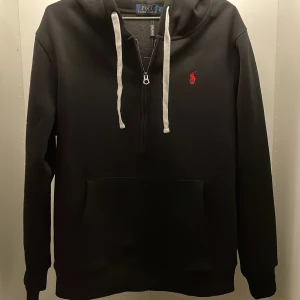 Polo zip up helt ny  - Säljer den för att den är fel storlek.Helt ny aldrig andvänd.Om de är några frågor är det bara att skriva pris kan diskuteras 