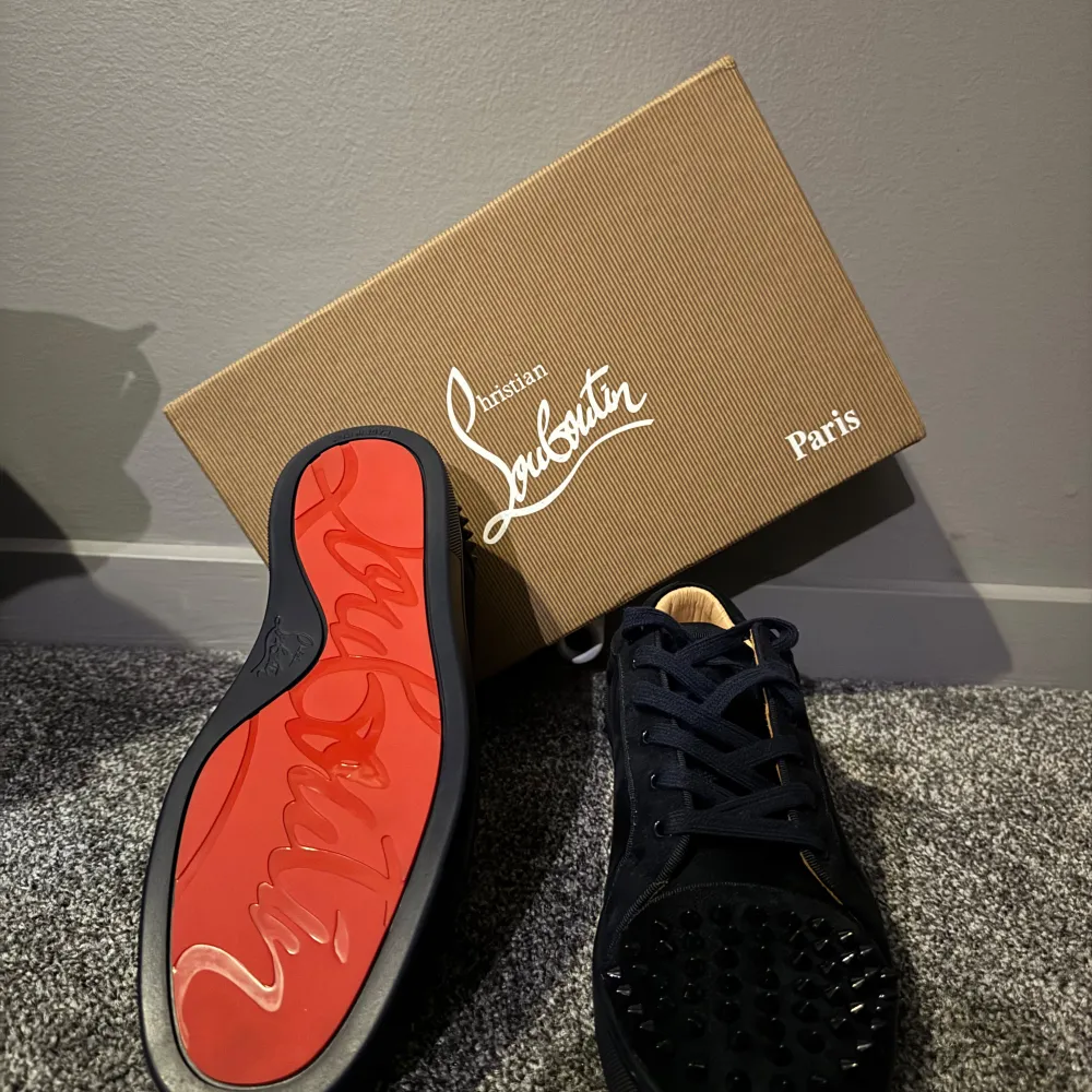 SĂ€ljer dessa Christian Louboutin skorđ DĂ„ de anvĂ€nda nĂ„gon gĂ„ng. Ăr alltsĂ„ vĂ€ldigt lite sĂ„ dem Ă€r i super skickđ En spik har gĂ„tt av tyvĂ€rr (sista bilden!). Inget av associerar kommer med, alltsĂ„ box osv. Hör av er vid minsta frĂ„ga eller funderingđđ€. KengĂ€t.
