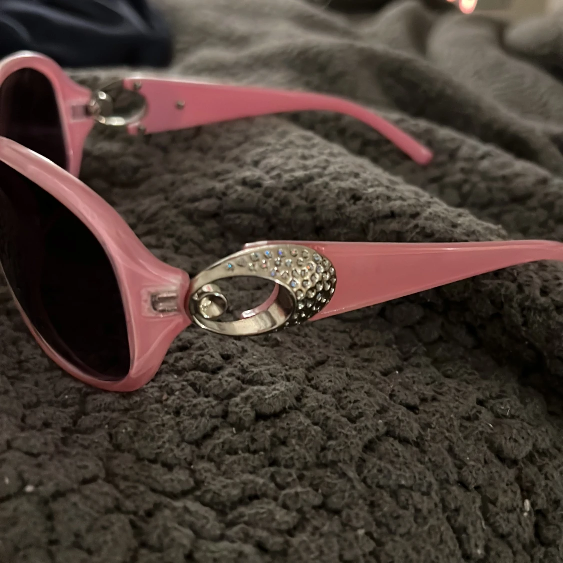 Rosa solglasögon med detalj - 90