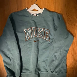 Nike hoodie - Har en fet nike hoodie som jag säljer då den är för liten, är 193 och den är lite för kort för mig. Riktigt bra kvalite och din tröja!