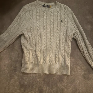 Grå stickad tröja från Ralph Lauren - Knappt använd men är fortfarande lite för stor för mig! 9/10 skick 
