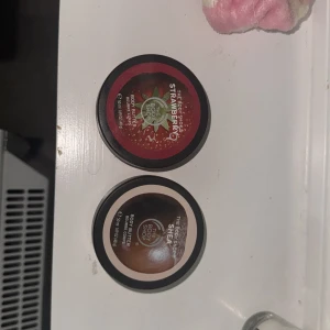 Body Butter från The Body Shop - Säljer två burkar Body Butter från The Body Shop. En med doft av jordgubb och en med shea. Båda burkarna innehåller 50 ml och är perfekta för att återfukta huden. Luktar jätte gott och är nästan inte använd. 15kr st.