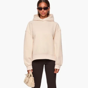 Beige hoodie från LXA - Säljer en jättefin hoodie från LXA helt oanvänd då den var lite liten i storleken för mig. Nypris 600kr