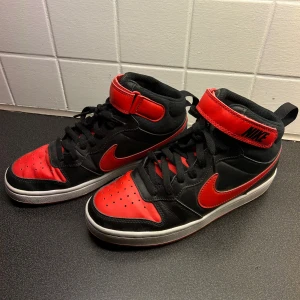 Nike sneakers  - Säljer ett par nästintill nya Nike skor i storlek 38,5. Pris kan diskuteras vid snabb affär.