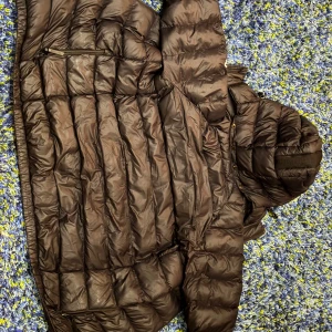 Svart jacka från Peak Performance - Säljer en svart jacka från Peak Performance eftersom den inte passar längre jackan är i väldigt fin kvalitet och kostar cirka 3500 ny pris