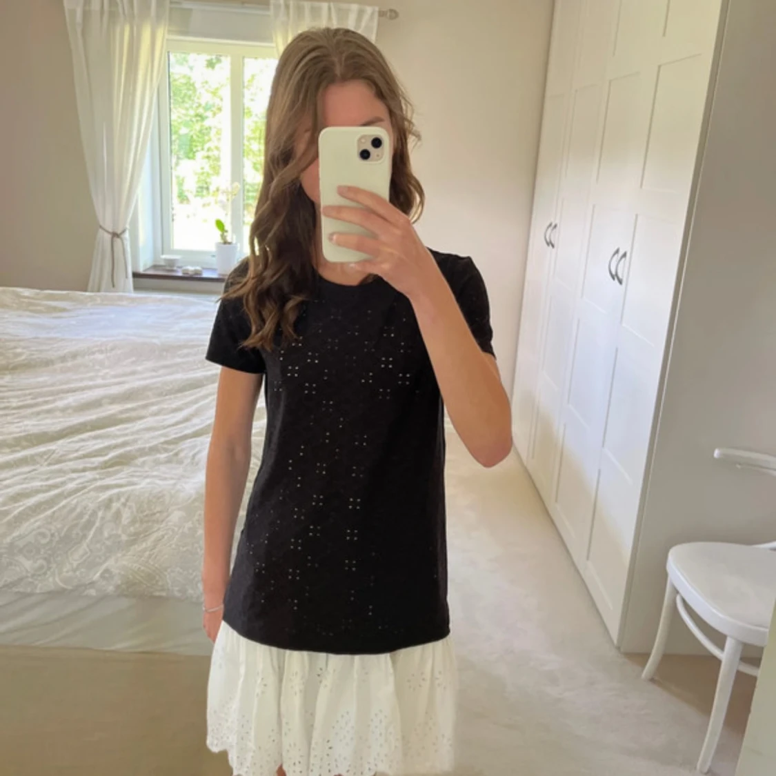 Svart blus med broderade detaljer