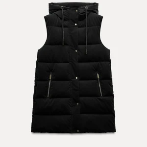 ZARA svart lång väst - Snygg och praktisk svart lång vadderad väst med dragkedja och knappar som är i storlek XS. Köpt för 699kr och mitt pris är 350kr. Pris kan diskuteras vid snabb affär. Kan även mötas upp i Stockholm ifall det behövs