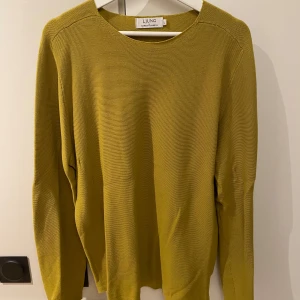 Gul stickad tröja från Ljung - Säljer en stilren gul stickad tröja från Ljung by Marcus Larsson. Tröjan har en klassisk rund hals och långa ärmar, perfekt för att hålla dig varm under kyligare dagar. Passar bra till både jeans och chinos.