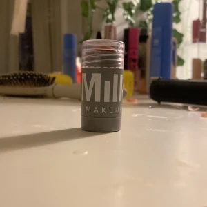 Röd stick från Milk Makeup - ⚠️skulle kunna tänkas byta men beror på vad⚠️Säljer en röd stick från Milk Makeup. Perfekt för att ge en fräsch färg till kinderna eller läpparna. Kompakt och lätt att ta med sig i väskan. Skruvlocket gör den enkel att använda utan kladd. Helt ny och i färg quirk