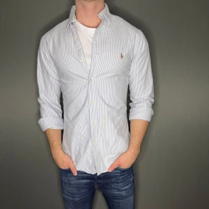 Ralph lauren skjorta - Hej säljer nu min fina Ralph Lauren skjorta i storlek S. Den är i nyskick och kommer vara otroligt snygg i höst/vinter. Nypris cirka 1500kr! Vi kommer att sälja liknande produkter nu närmare vinter så glöm inte följa profilen!🌊🍾