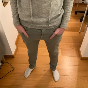 Replay anbass hyperflex  - Säljer mina replay jeans i mycket bra skick, köpta för 3 månader sen och har inte används så mycket. Säljer då dem inte användes längre, storlek 32/30. Skriv om ni har frågor 