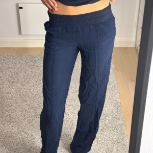 Tall byxor från Only - Otroligt bekväma byxor från Only i storlek tall med strechig midja. Byxorna är highwaist men går att vika ner till lowwaist. Fickor. Nyskick.