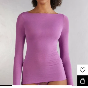 Lila långärmad topp från intimissmi - säljer denna as snygga tröja från intismissmi i storlek M men passar som S köpt för ca 2 veckor sedan använd få gånger. skulle mer säga att den är mer rosa/ljus lila än färgen på bilden. men den är skit snygg iaf. skriv vid frågor.