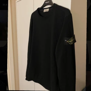 Stone Island Sweatshirt - Snygg svart tröja från Stone Island som är köpt på Vinted men passade tyvärr inte mig. Som ny, knappt använd sedan innan. Storlek L men passar lätt M också!!