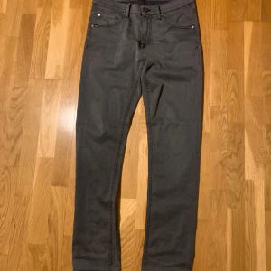 Tiger of Sweden jeans - Snygga grå jeansbyxor från Tiger of Sweden i modellen Sharp. De har en klassisk femficksdesign med knapp och dragkedja framtill. Perfekta för en stilren look. Ifall mer frågor eller bilder så skriv gärna!