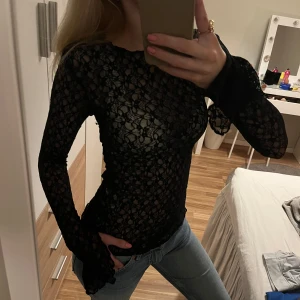 Svart spetsblus - Snygg svart långärmad spetsblus som ej kommit till användning. Jättefin övrigt! Skicka till mig om frågor