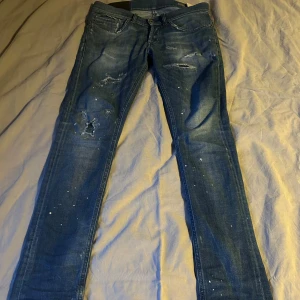 Dondup George  - Säljer dessa väldigt sällsynta dondup jeans, skick 9/10 och säljer dessa för 1400. Storlek 30