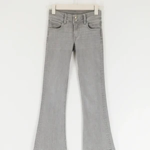 Grå bootcut jeans - Gråa jeans från Gina Young som inte säljs längre!! Strl 152 men sitter som 158/164. Lite för stora på mig som är 157cm💕💕