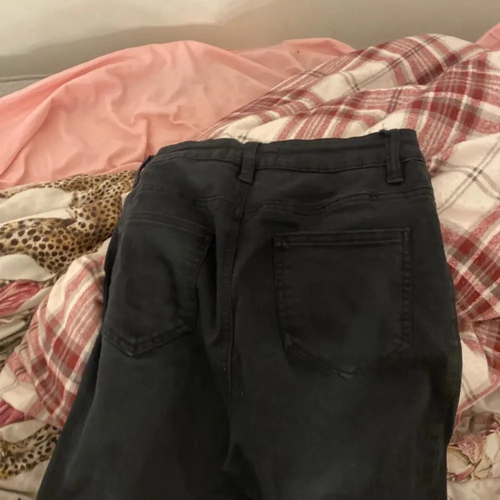 Snygga svarta jeans från NA-KD med slitna detaljer på knäna. Perfekta för en trendig look. De har en klassisk femficksdesign och knäppning fram.dom är använda men inte för mycket hade dom under nästan hela förra augusti 😊. Farkut & Housut.