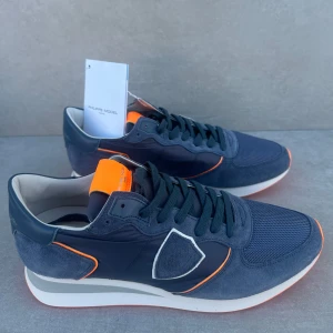 Philippe model trainer ( HELT NYA ) - ett par riktigt feta trainers || perfekta nu till vintern || strlk 42 || skicket är 10/10 ( HELT NYA ) || box, dustbag och tag medföljer || hör av er vid intresse!!