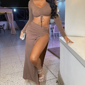 Brun långklänning med slits - Säljer ett kjol sett från SHEIN storlek XS, funkar som S .